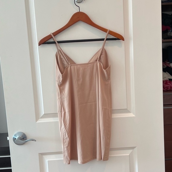 for the LOVE And Lemons SHORT DEEP V-NECK SLIP Lining - Picture 6 of 11